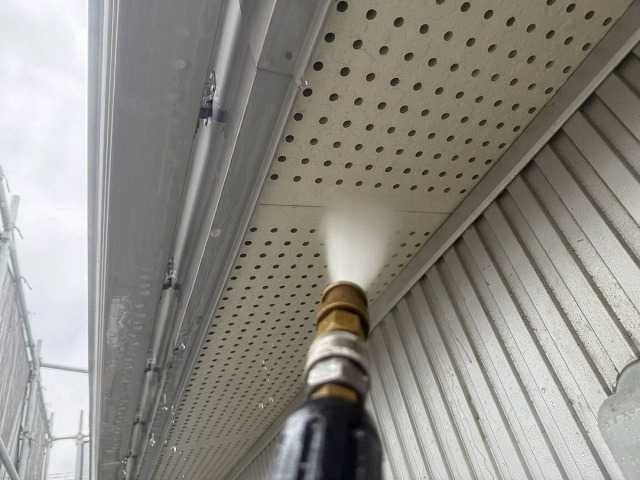 軒天の高圧洗浄作業